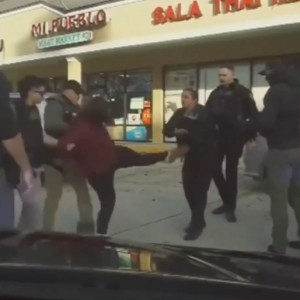 pg电子官网-女子踹警察被ICE特工强力摁倒！州长回应：这里不是明尼苏达